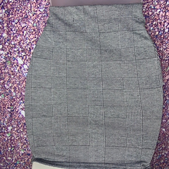 Revamped Collection gray & black plaid mini skirt - Picture 2 of 6
